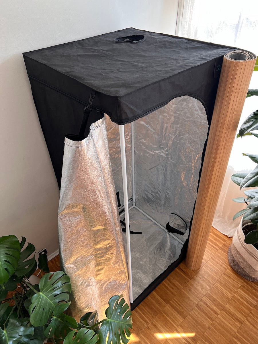 Growbox mit geöffneter Fronttür und Wood Coat Bambusverkleidung – magnetische Holzverkleidung für bessere Optik, Schallisolation und Luftzirkulation
