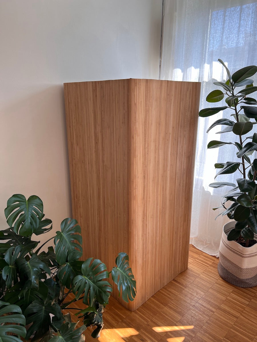 Growbox Holzverkleidung aus Bambus (Wood Coat) – elegante magnetische Verkleidung im Wohnzimmer, passt sich natürlich zwischen Pflanzen ein