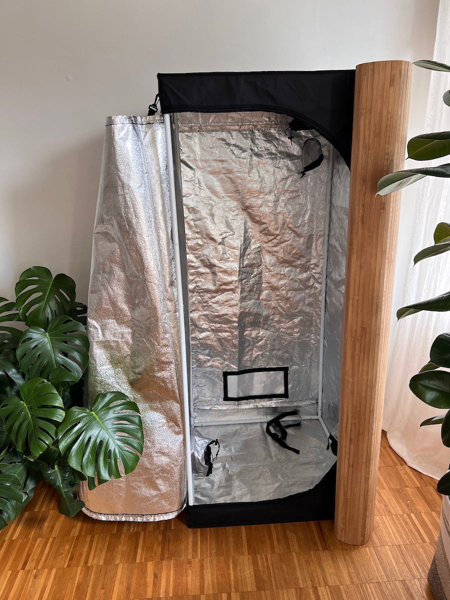 Offene Growbox mit silberner Innenverkleidung und seitlich stehender Wood Coat Bambusverkleidung – magnetische Holzlösung für wohnliche Optik und Geräuschdämmung