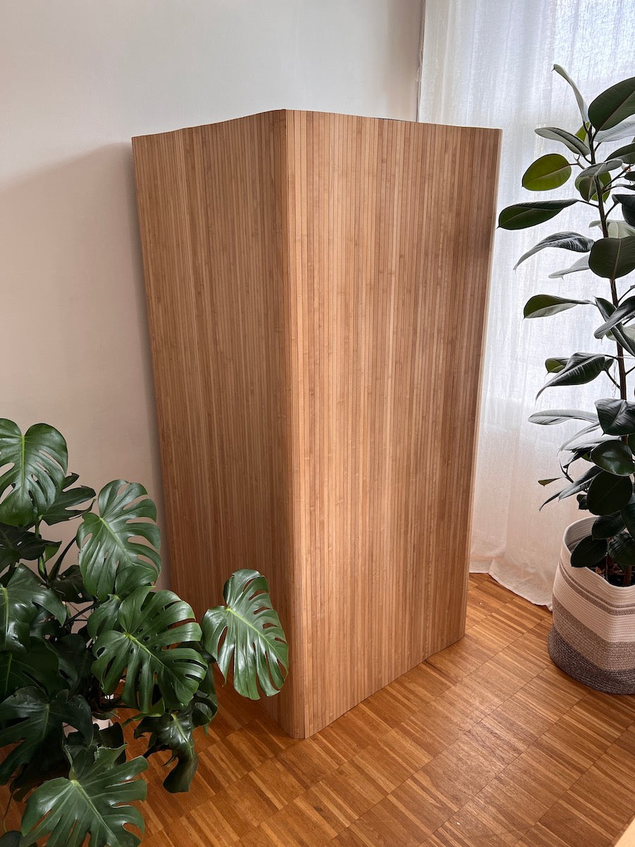 Wood Coat Growbox Holzverkleidung aus Bambus – elegante magnetische Abdeckung für Growbox im Wohnzimmer, dekorativ zwischen Pflanzen platziert