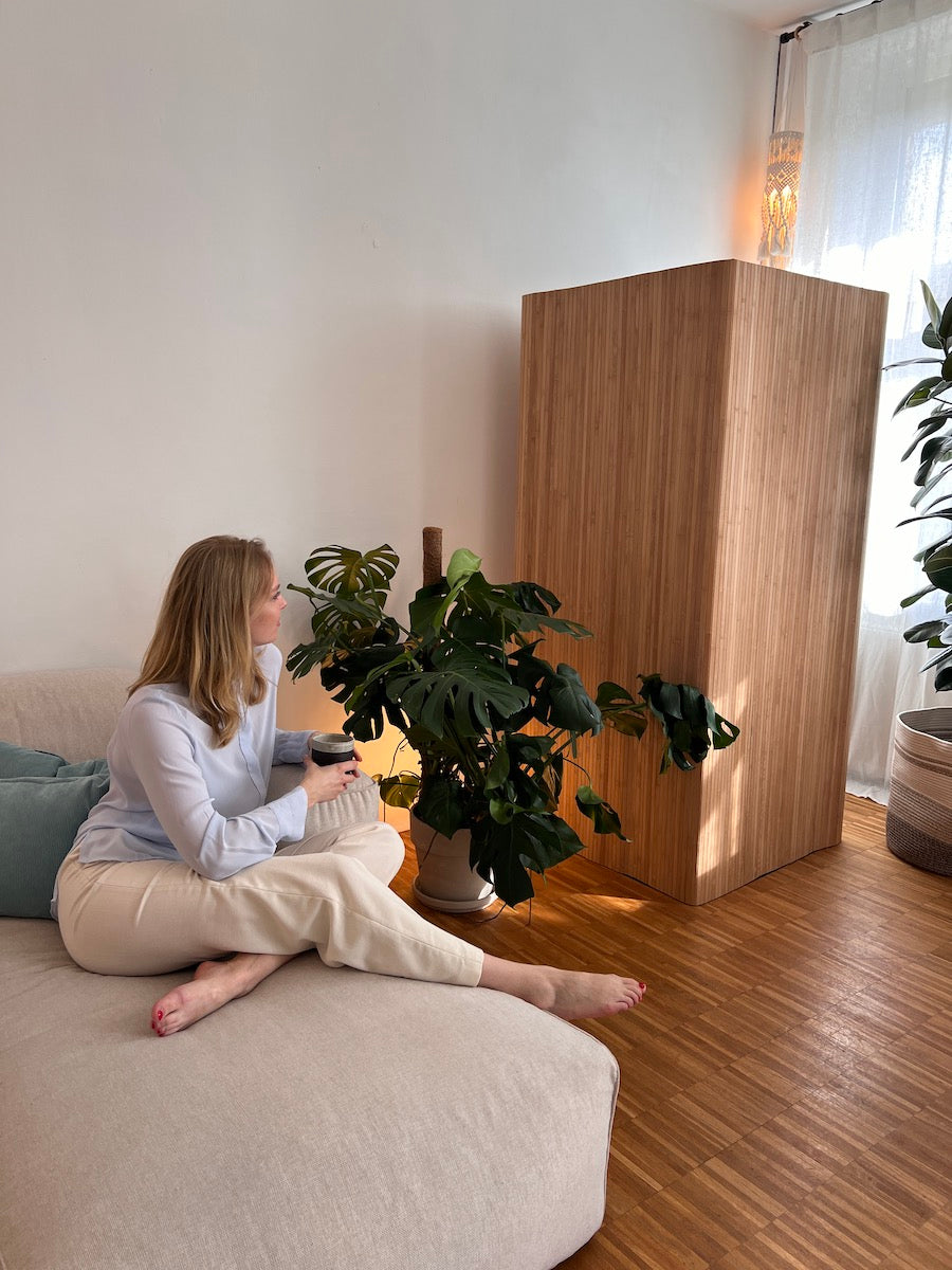 Growbox Holzverkleidung aus Bambus – Wood Coat im Wohnzimmer, wohnliches Design zwischen Pflanzen, gemütliche Atmosphäre mit Sitzbereich