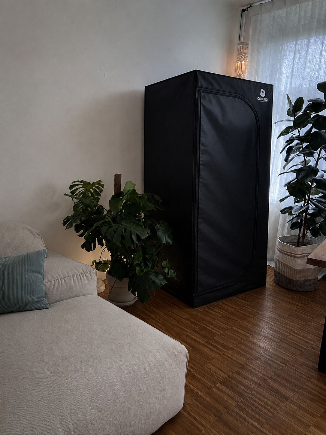 Schwarze Growbox vor Wood Coat