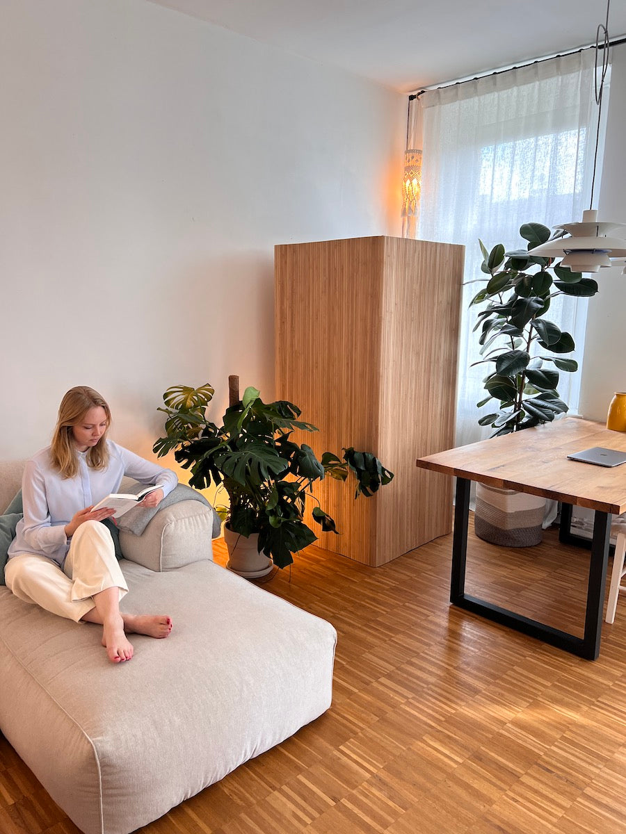 Growbox Holzverkleidung aus Bambus – Wood Coat integriert ins Wohnzimmer neben Esstisch