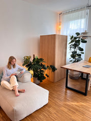 Growbox Holzverkleidung aus Bambus – Wood Coat integriert ins Wohnzimmer neben Esstisch